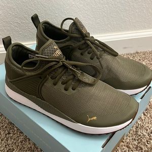 Like new beautiful forest green Puma sneakers